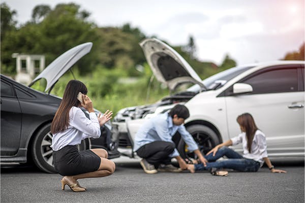 https://tower.top10carwarranties.com/wp-content/uploads/2022/01/Woman-calls-for-help-and-for-insurance-agent-to-quick-attention-in-the-spot-of-accident-after-both-cars-crashed.jpg